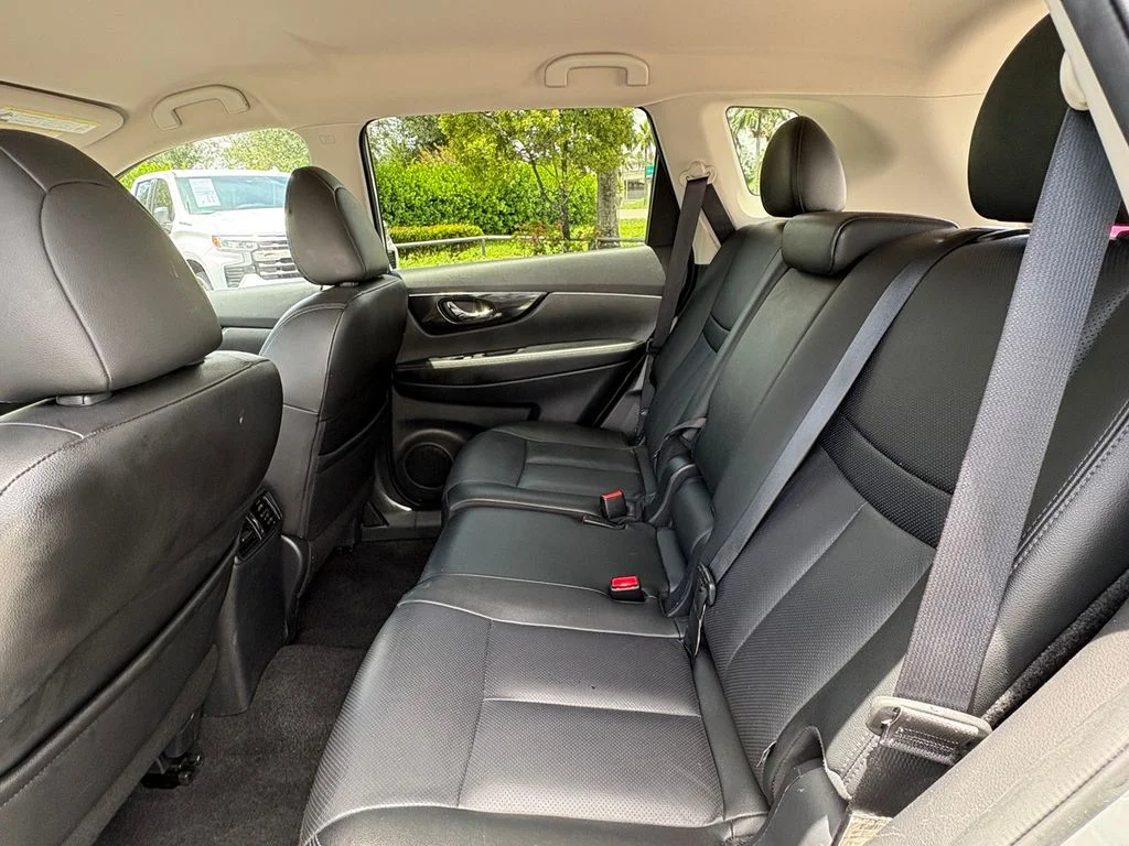 Used 2018 Silver Nissan SL image 16