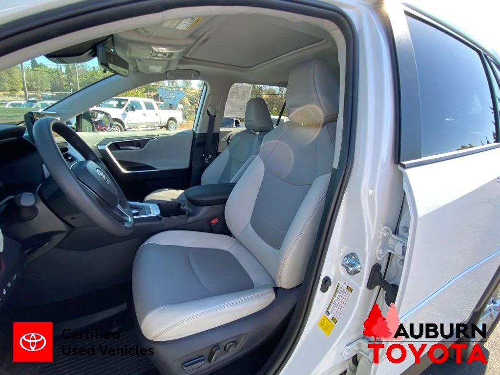 Certified Used 2025 Wind Chill Pearl Toyota Limited image 32