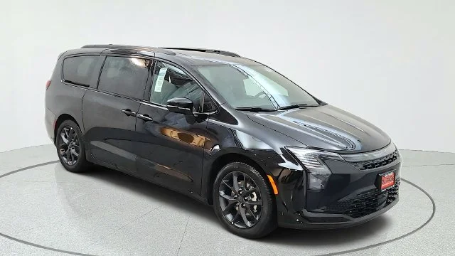 New 2027 Diamond Black Crystal Pearl-Coat Paint Chrysler Limited image 15