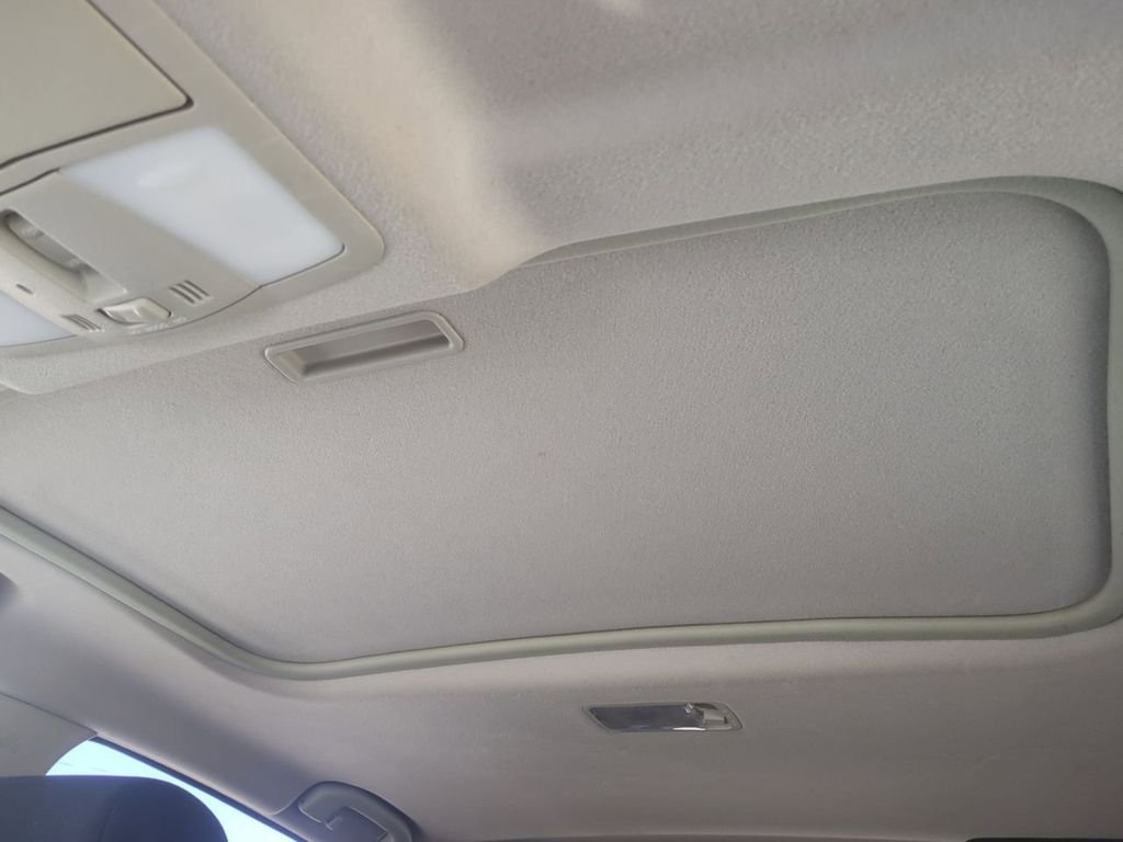 Used 2010 Red Nissan SL image 19