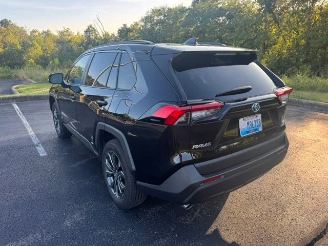 Used 2024  Toyota XLE Premium image 5