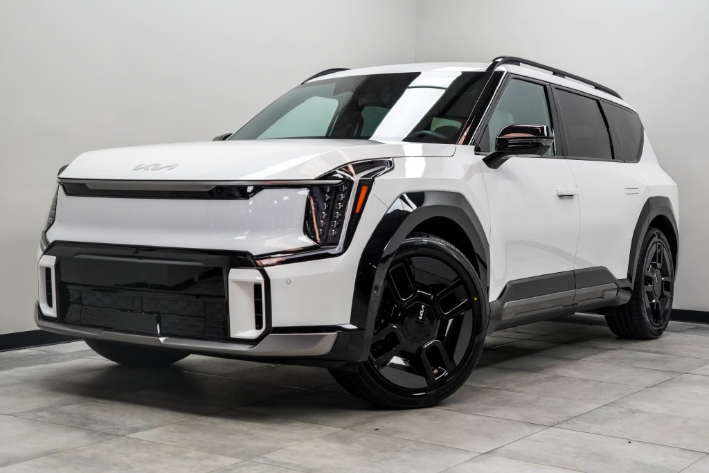 Used 2024 White Kia GT-Line image 1