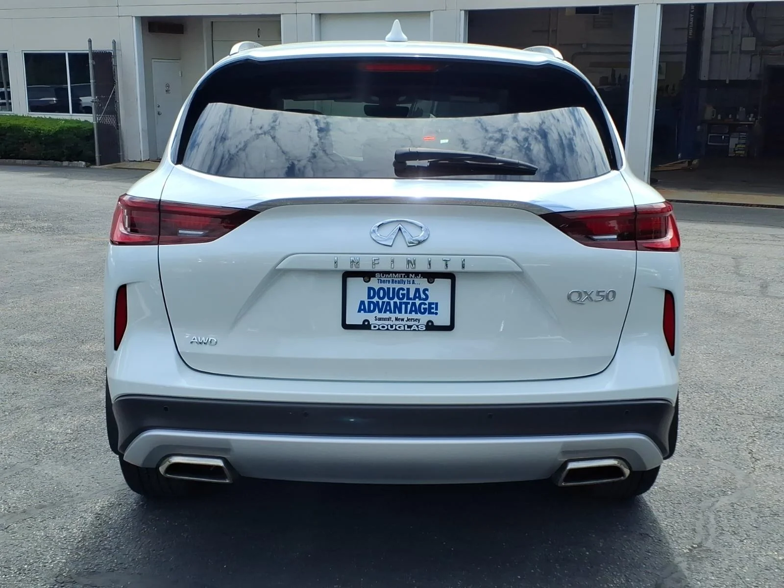 Certified Used 2025 White INFINITI LUXE image 7