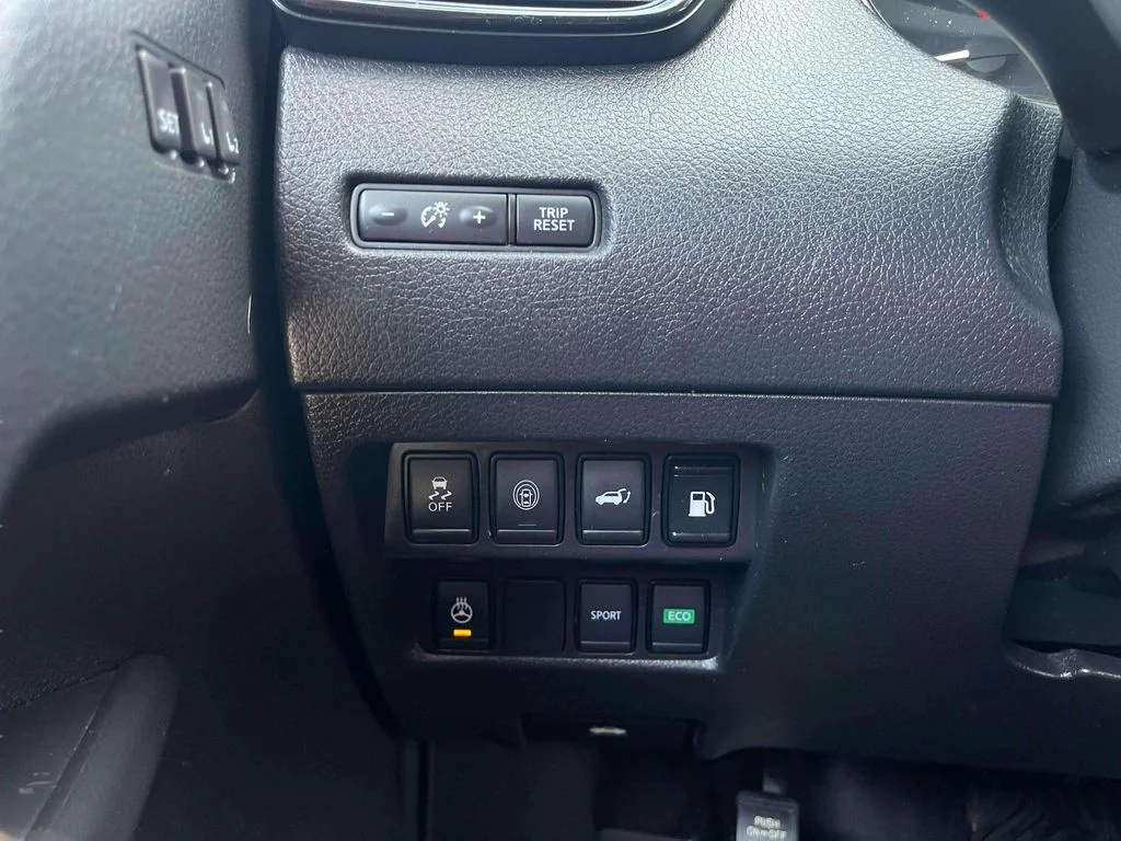 Used 2018 Gun Metallic Nissan SL image 16