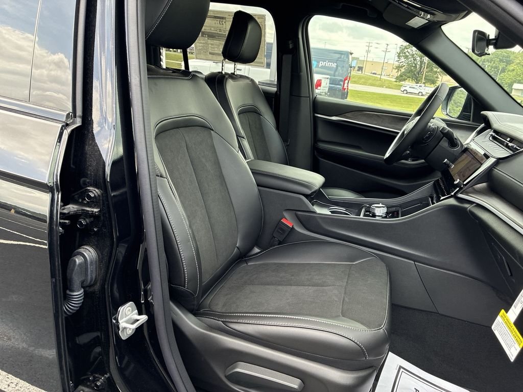 New 2026 Diamond Black Crystal Pearlcoat Jeep Altitude image 25