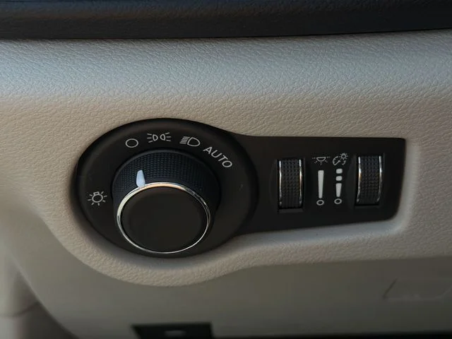 Used 2021 White Chrysler L image 29