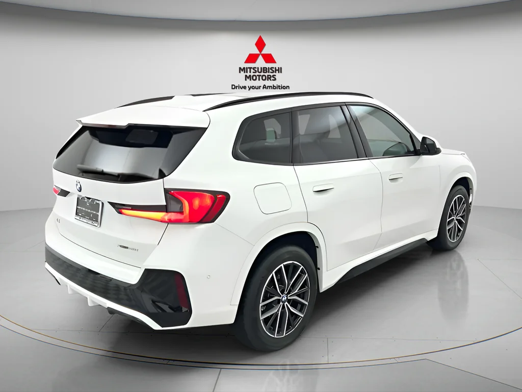 Used 2025 Alpine White BMW xDrive28i image 4