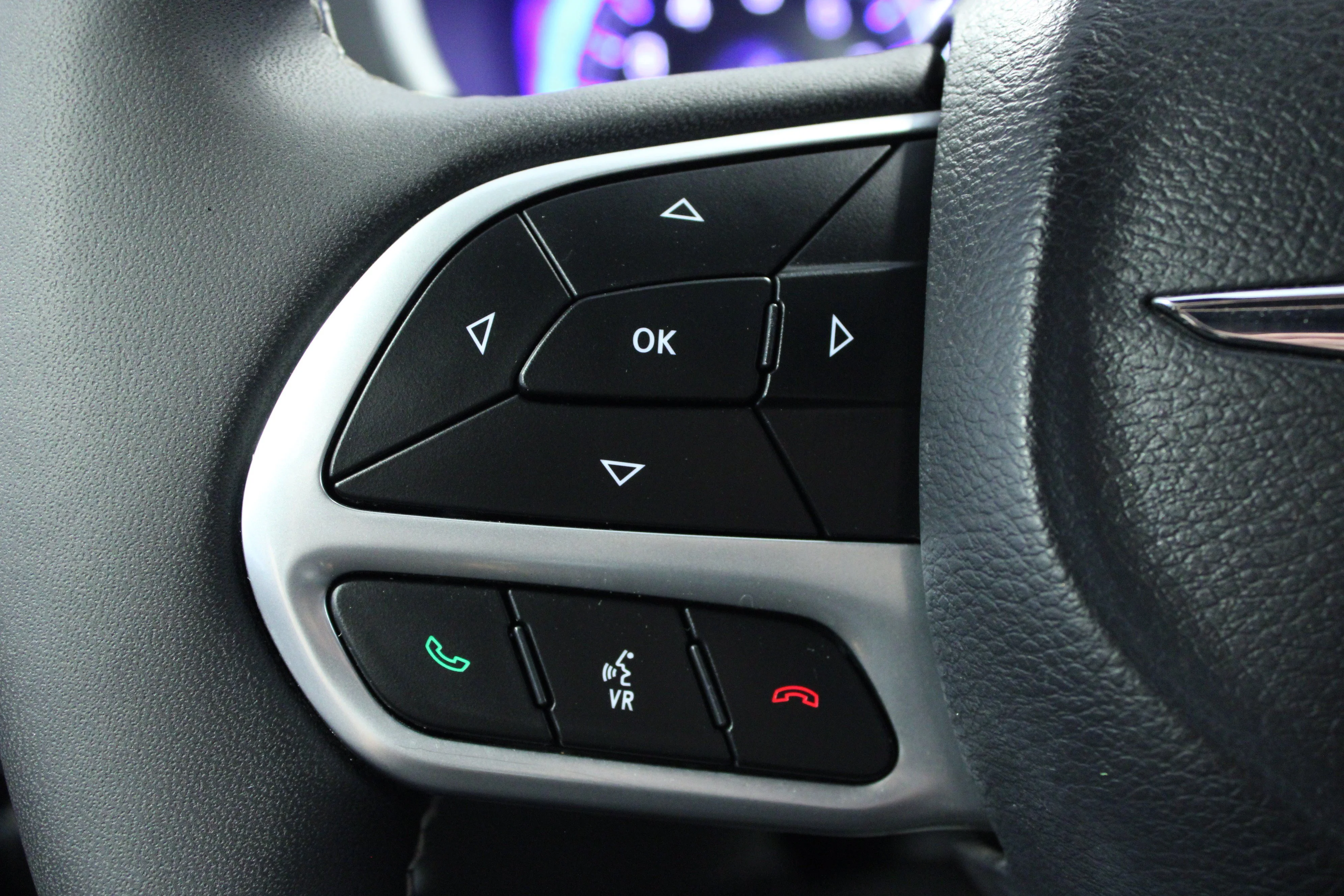 Used 2025 Bright White Clearcoat Chrysler Select image 21