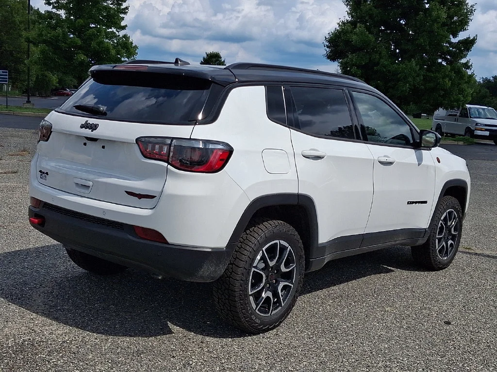 New 2026 Bright White Clear-Coat Exterior Paint Jeep Trailhawk image 8
