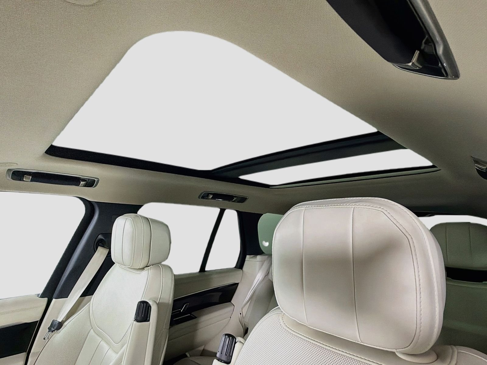 Used 2023 Fuji White Land Rover SE image 9