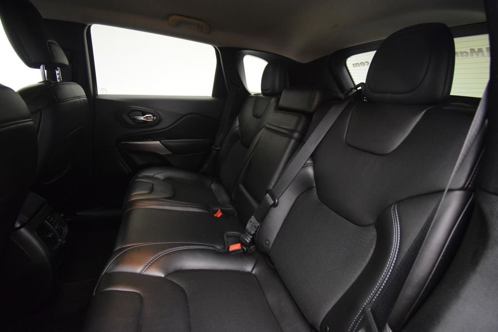 Used 2019 Velvet Red Pearlcoat Jeep Latitude Plus image 23
