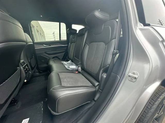 New 2026 Silver Zynith Exterior Paint Jeep Altitude image 24