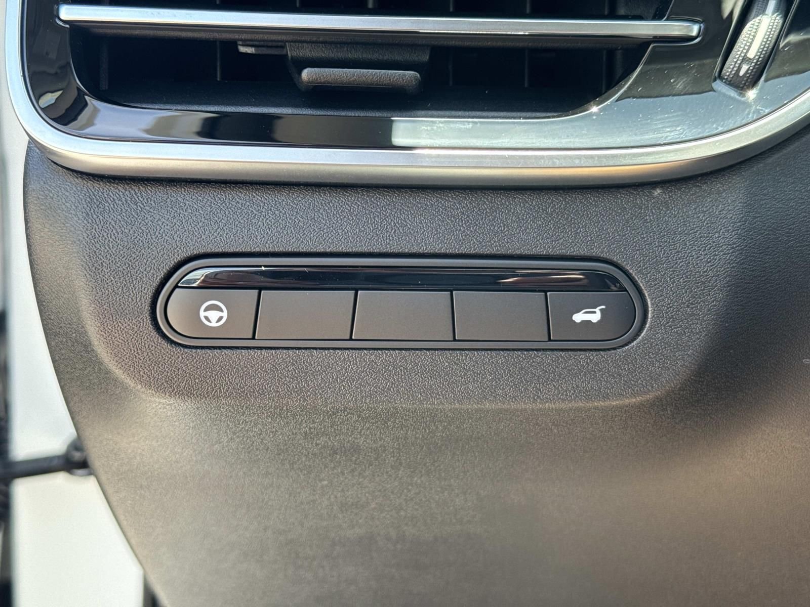 New 2027 RADIANT WHITE INFINITI Luxe FWD image 16