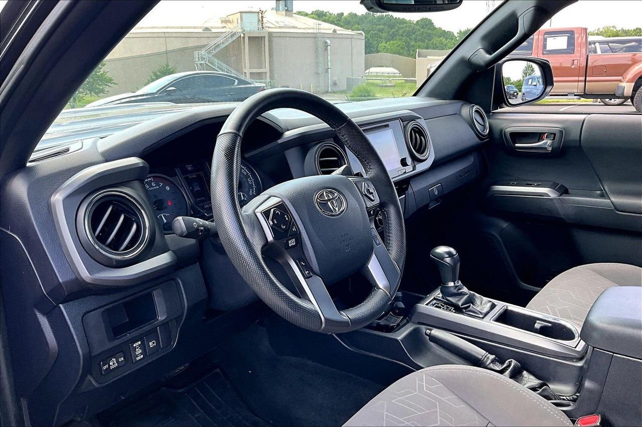 Used 2018 Midnight Black Metallic Toyota SR5 image 19