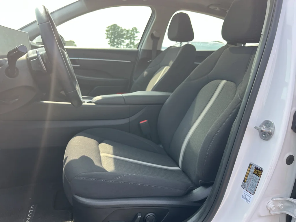 Used 2025 Serenity White Hyundai SEL Convenience image 17