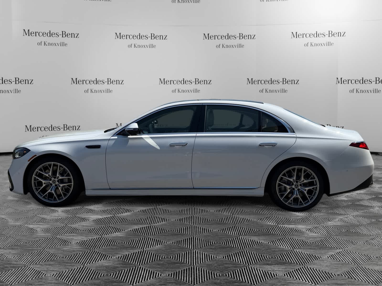 New 2027 MANUFAKTUR Moonlight White Metallic Mercedes-Benz S 500 image 2