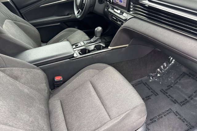 Used 2025 White Toyota LE image 17