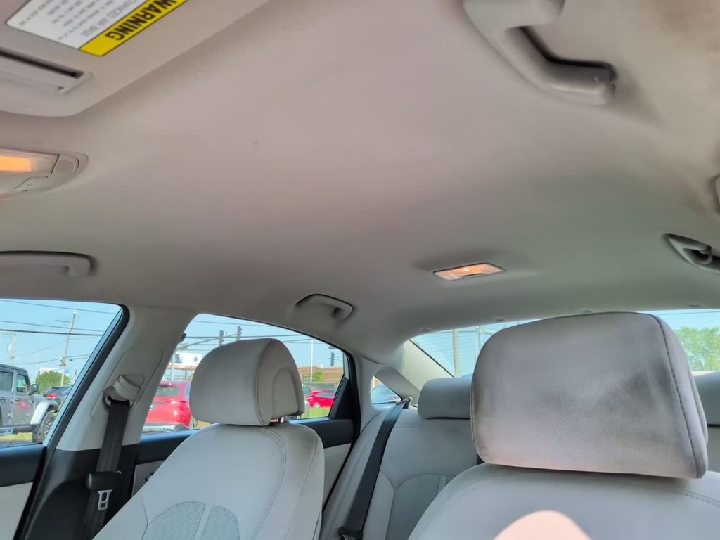 Used 2017 White Hyundai Base image 26