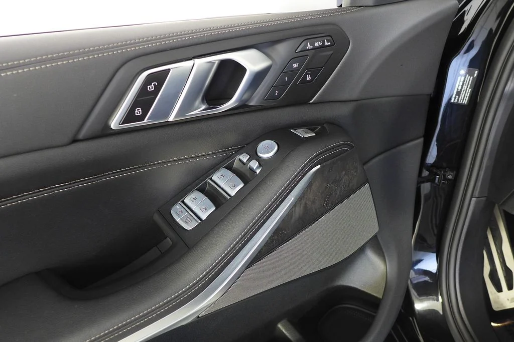 Used 2024 Black BMW xDrive40i image 12