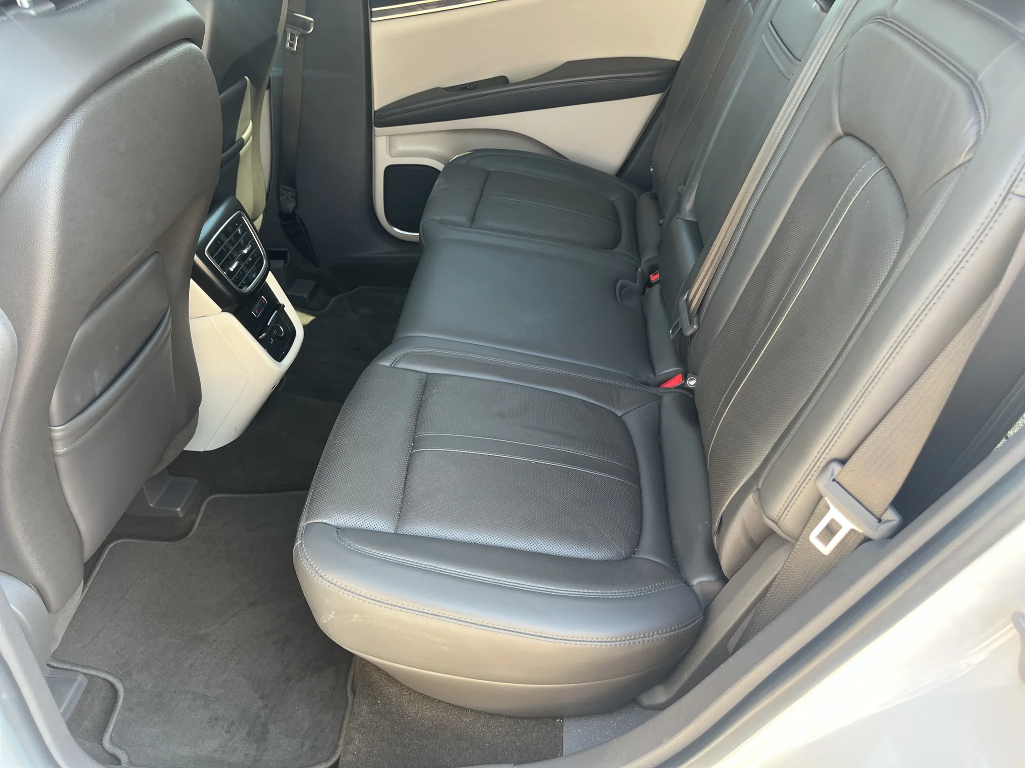 Used 2020 Pristine White Lincoln Reserve image 18