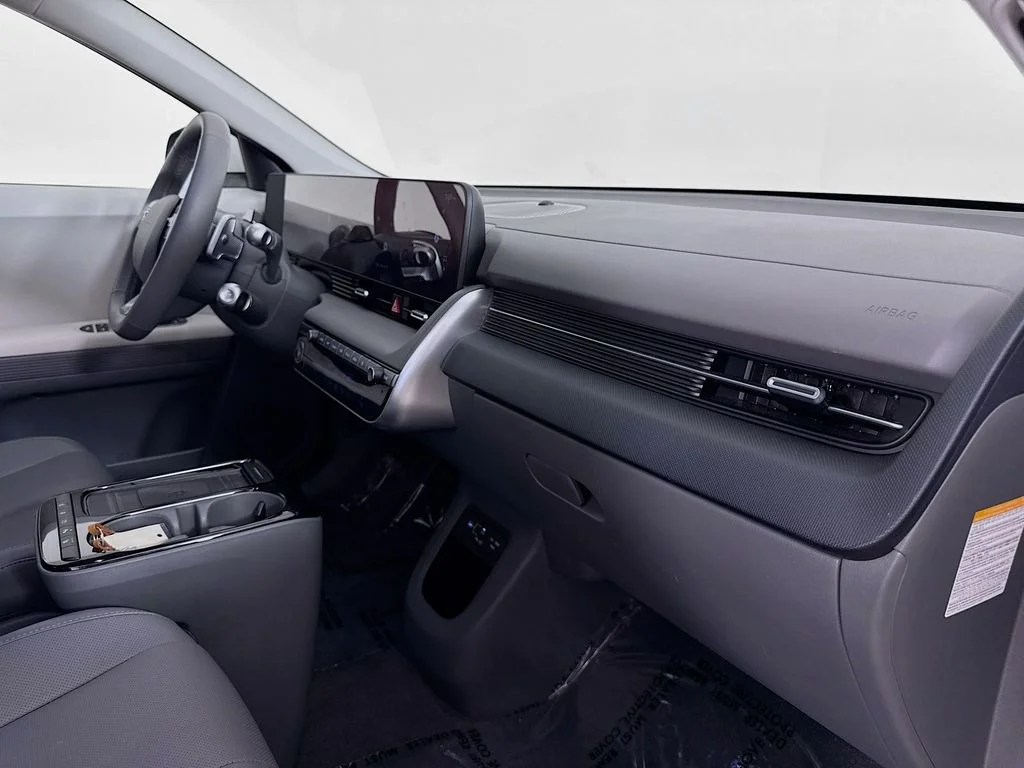 Used 2025 White Hyundai SEL image 28