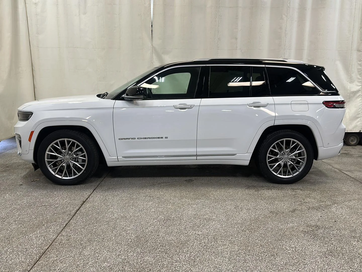 Used 2023 Jeep Grand Cherokee Summit with VIN 1C4RJHEG2P8812887 for sale in Waconia, Minnesota