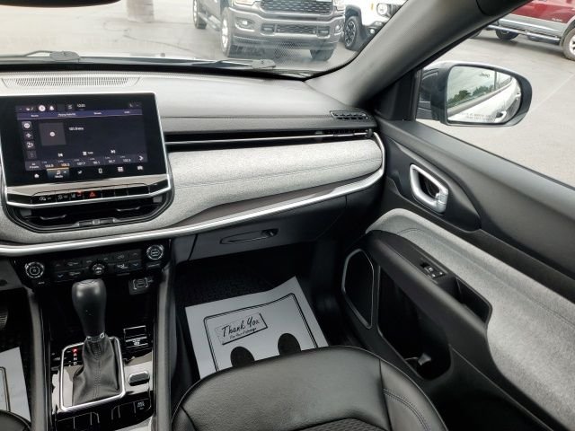 Used 2023 Silver Jeep Latitude image 15