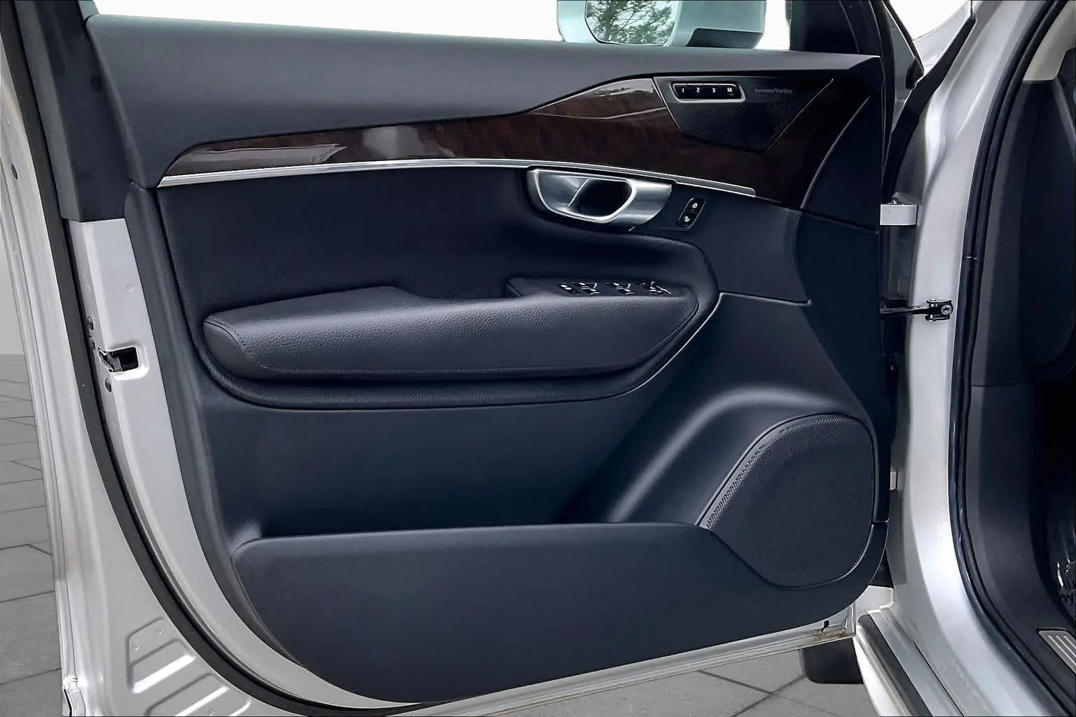 Used 2019 Bright Silver Metallic Volvo Momentum image 21