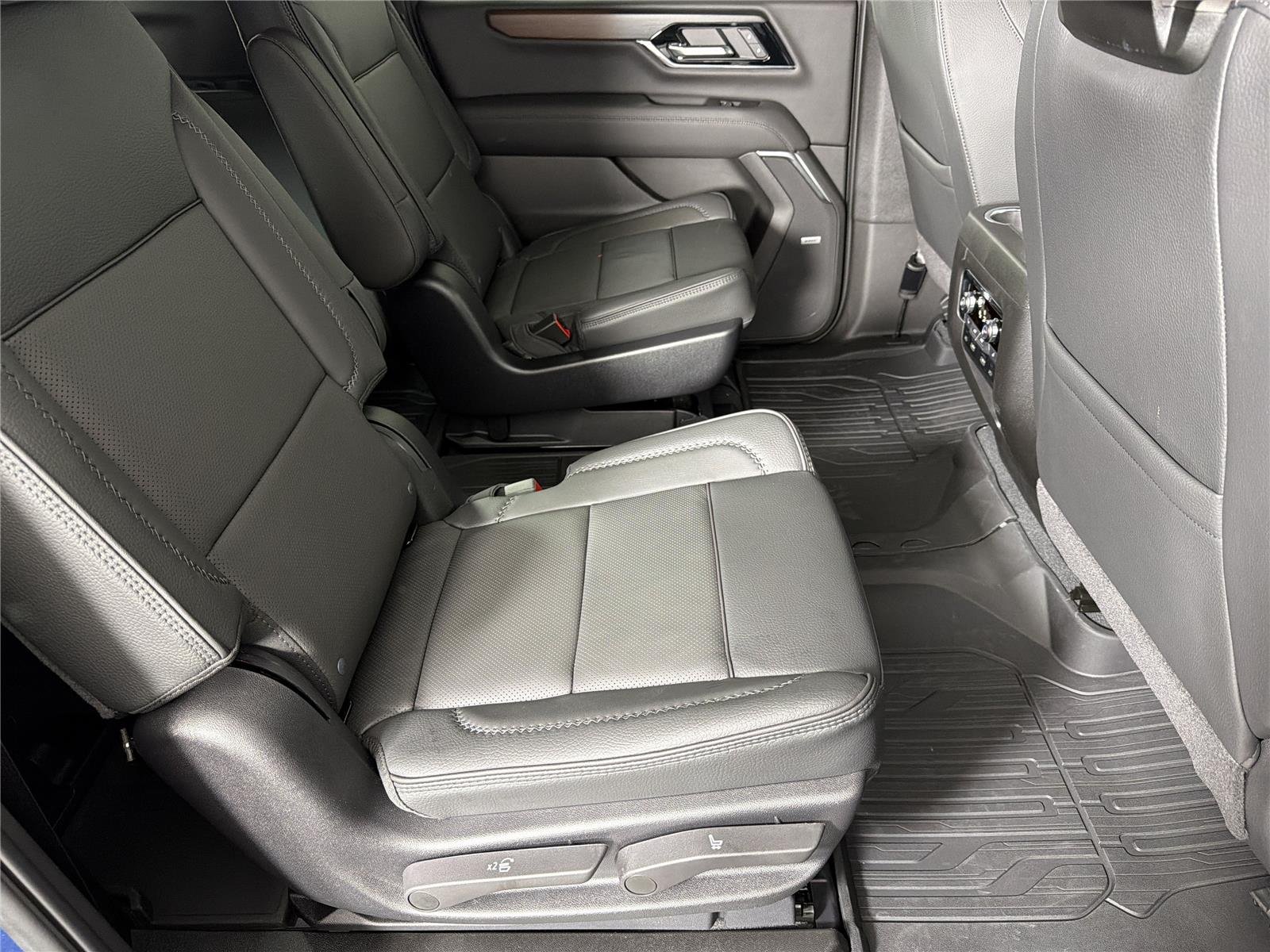 2026 GMC Yukon XL Denali - Photo 14