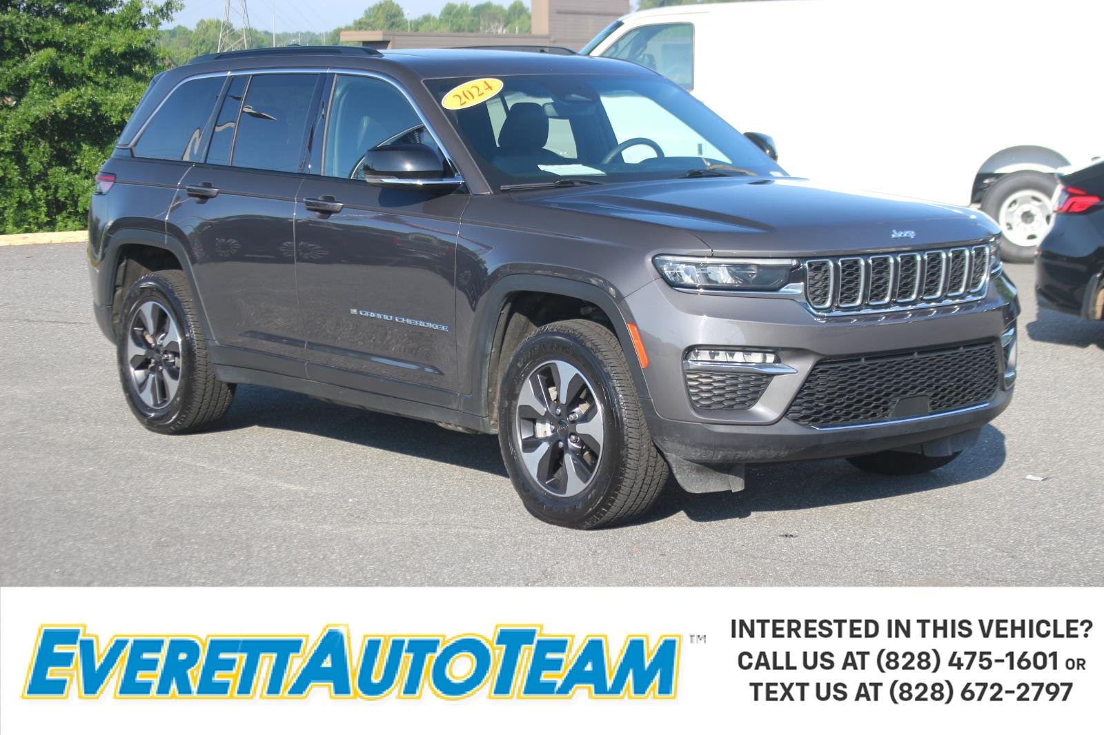 Used 2024 Grey Jeep 4x4 image 1