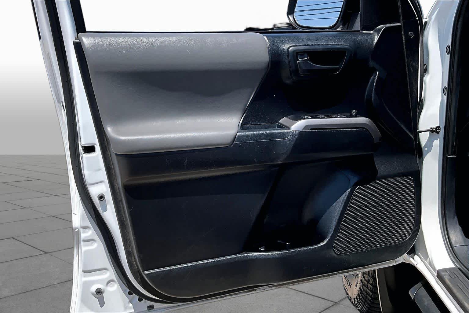 Used 2022 White Toyota SR5 image 21