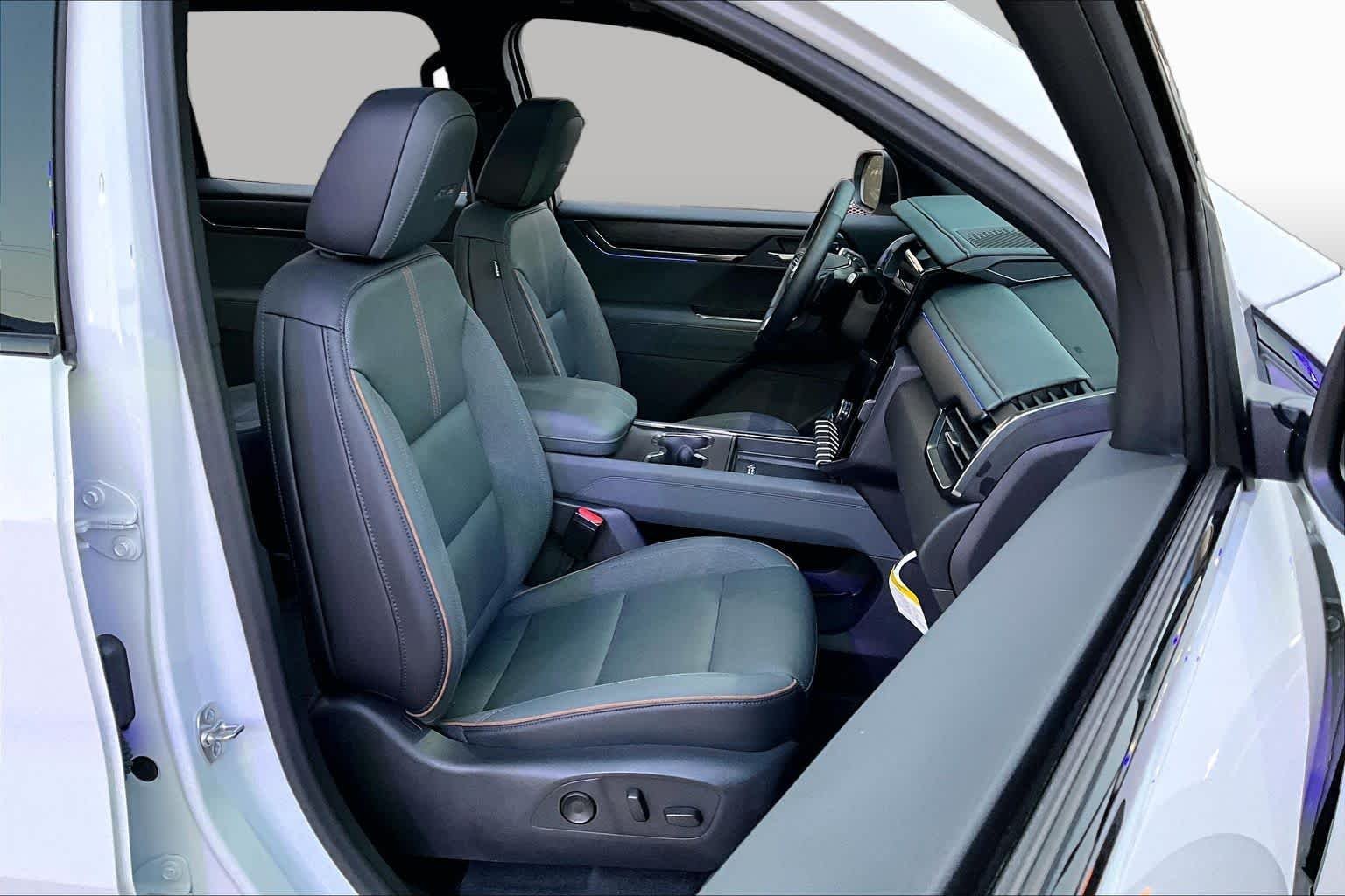 Used 2024 Summit White GMC AWD AT4 image 9