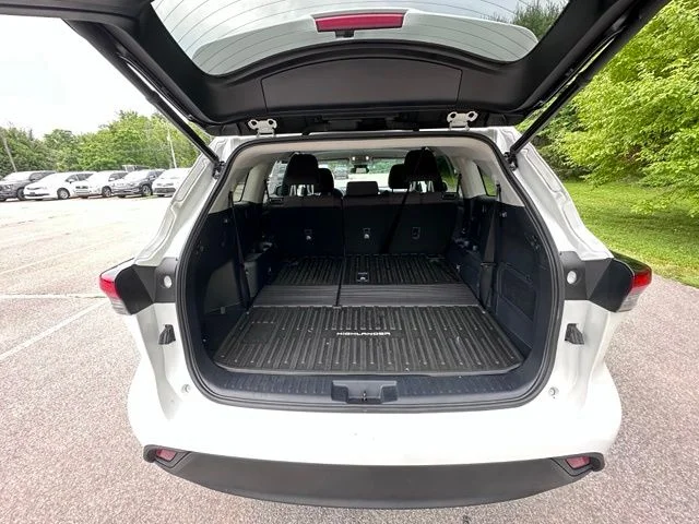 Used 2023 Off-white Toyota LE image 10