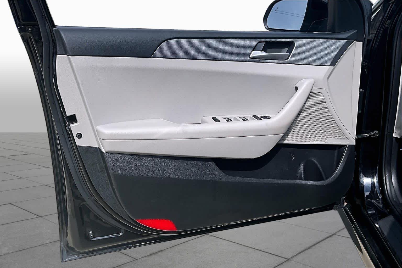 Used 2019 Phantom Black Hyundai SE image 20