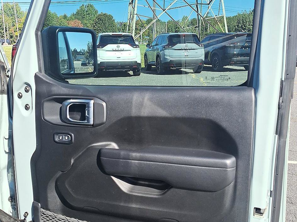 Used 2023 Earl Clearcoat Jeep Sport Altitude image 27