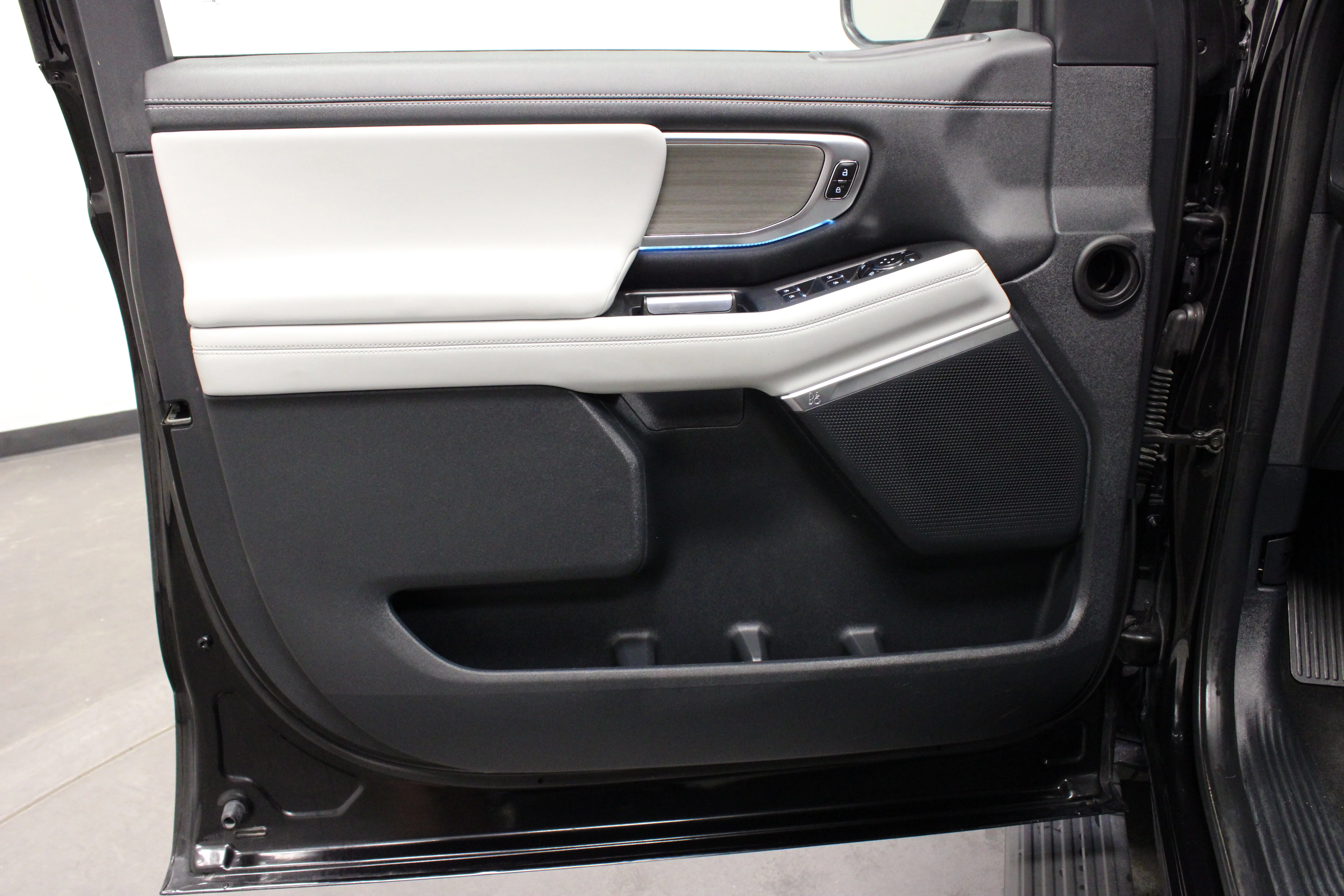 Used 2025 Black Metallic Ford Platinum image 23