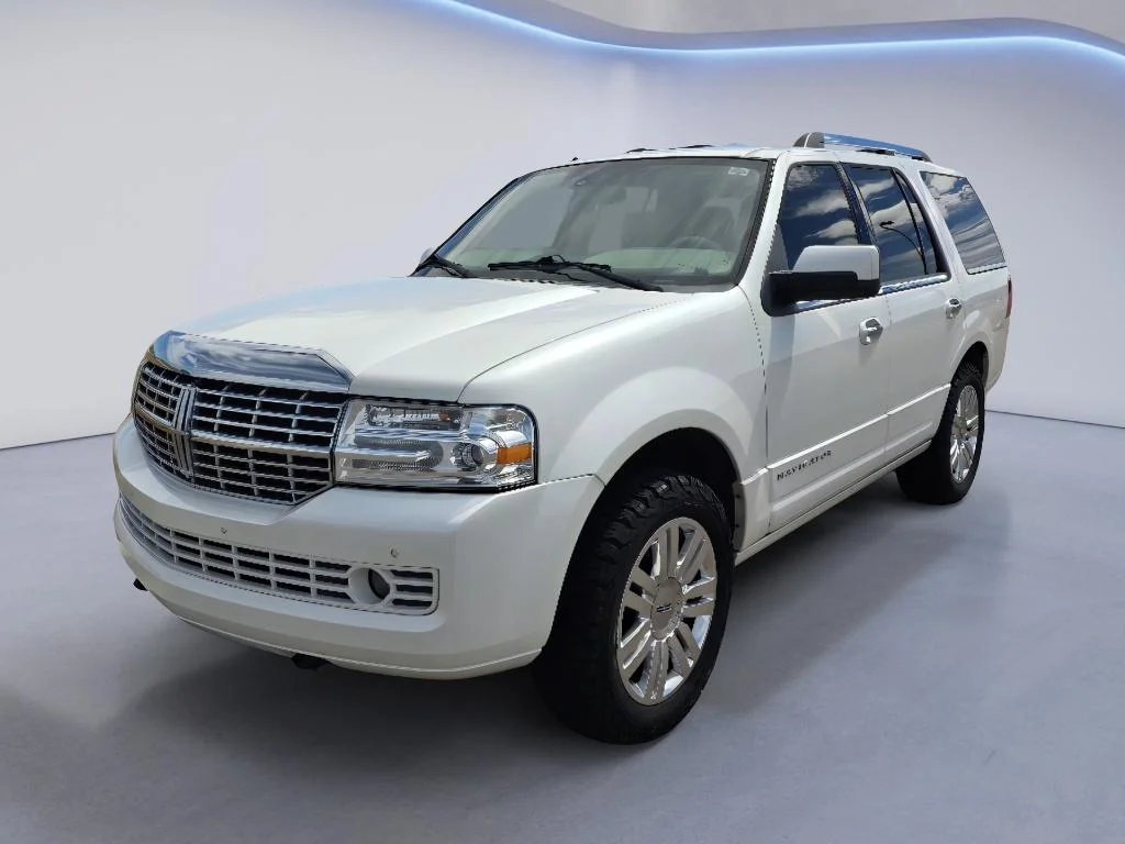 Used 2013 White Platinum Metallic Tri-Coat Lincoln  image 1