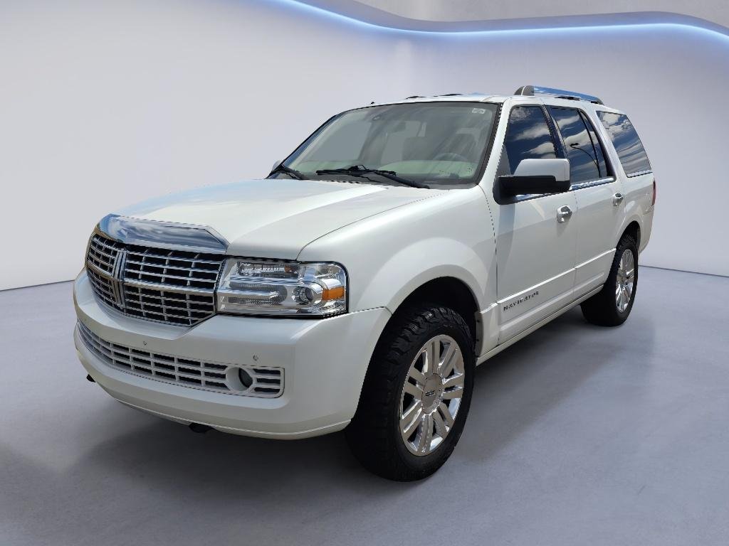 Used 2013 White Platinum Metallic Tri-Coat Lincoln  image 1