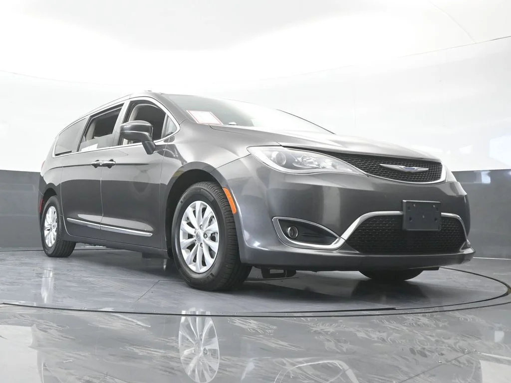 Used 2019 Granite Crystal Metallic Clearcoat Chrysler Touring L image 67