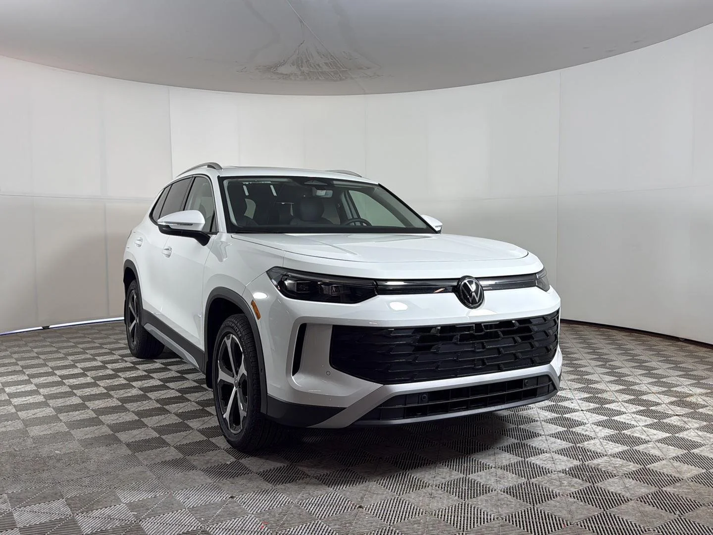 2026 Volkswagen Tiguan 2.0T SE 4Motion's photo