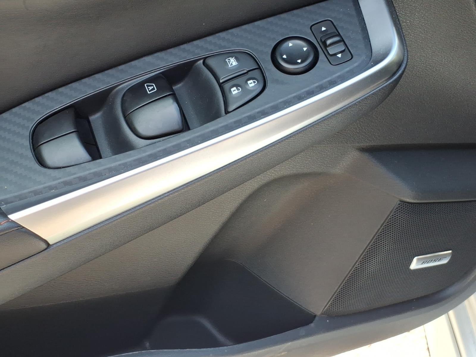 Used 2025 Aspen White Tricoat/Super Black Nissan SR image 17