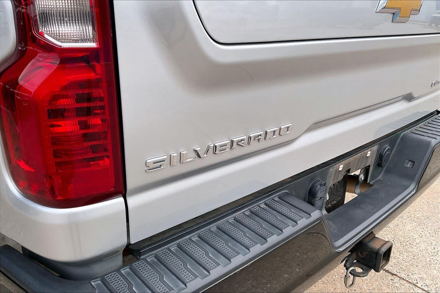 Used 2022 Silver Ice Metallic Chevrolet Custom image 29