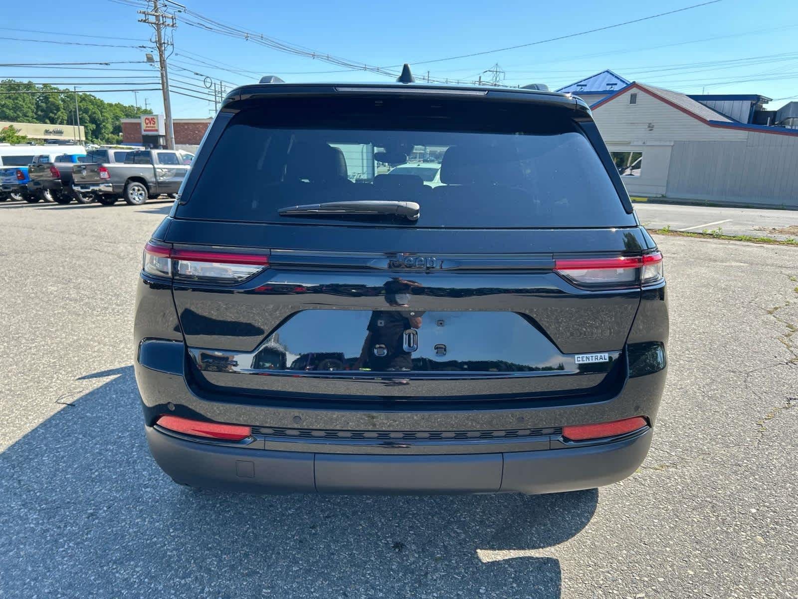 Certified Used 2023 Diamond Black Crystal Pearlcoat Jeep Altitude X image 4