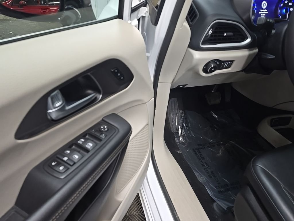 Used 2024 White Chrysler Touring L image 27