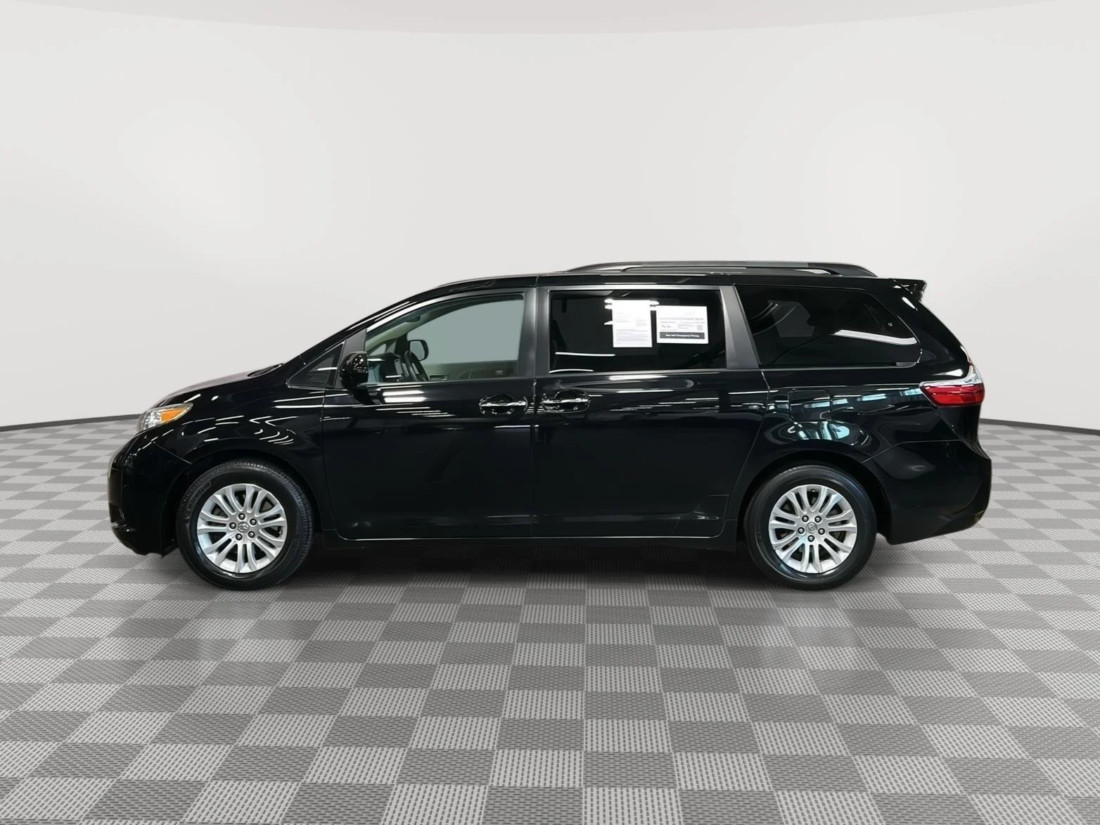 Used 2017 Midnight Black Metallic Toyota XLE Premium image 26