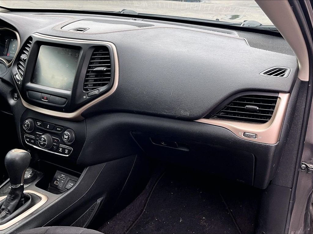 Used 2016 Granite Crystal Metallic Clearcoat Jeep Latitude image 13