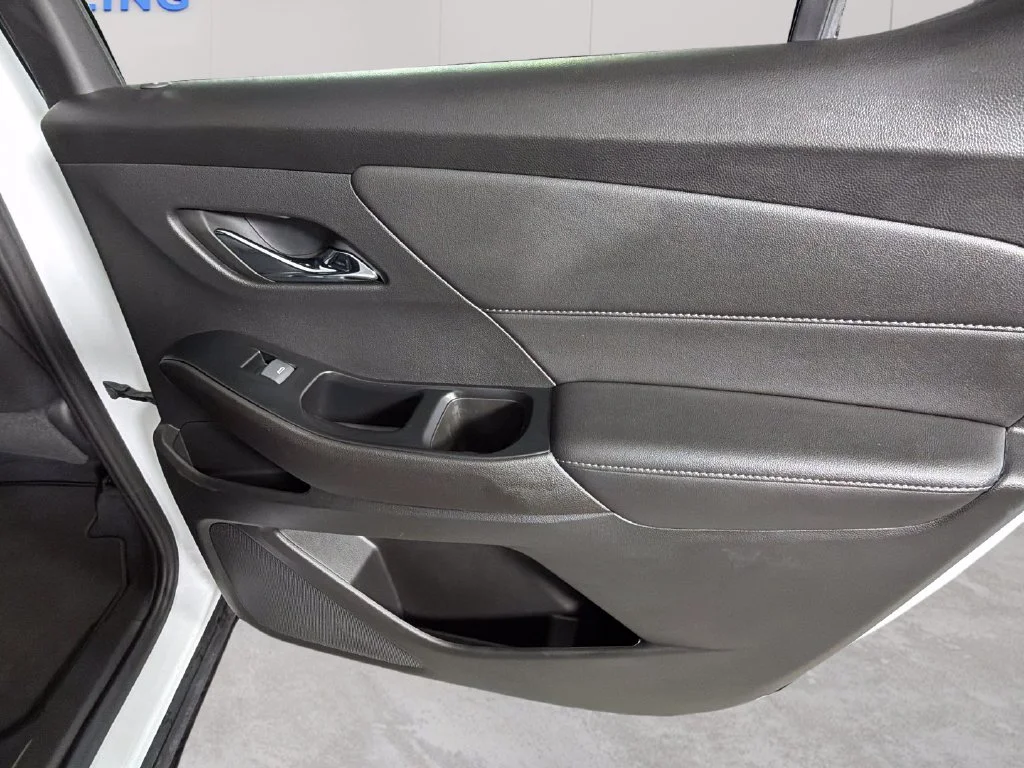 Used 2024 Summit White Chevrolet LT Cloth image 37