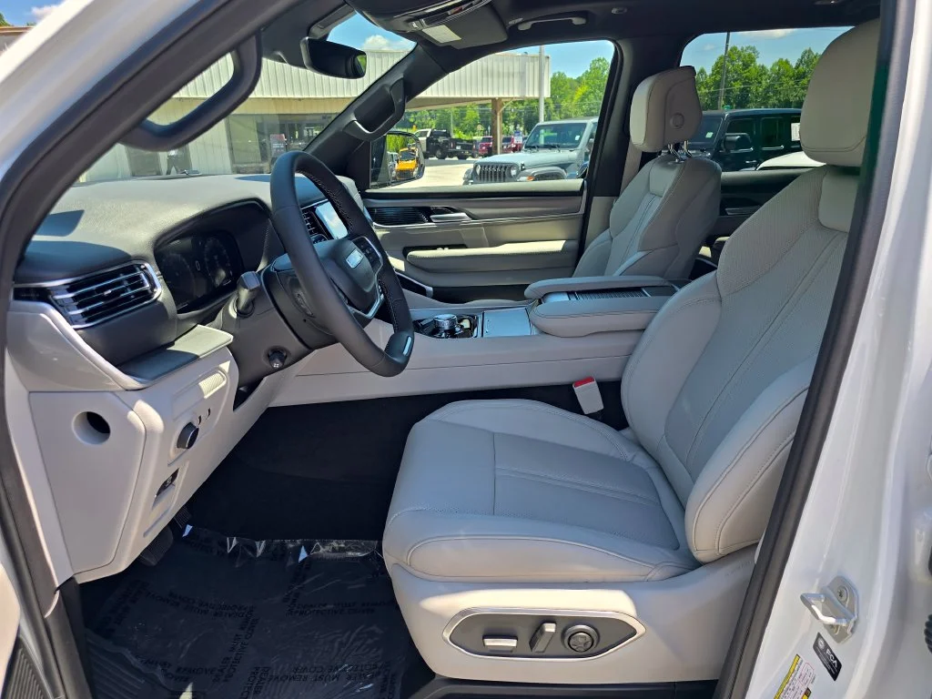 New 2026 White Jeep  image 4