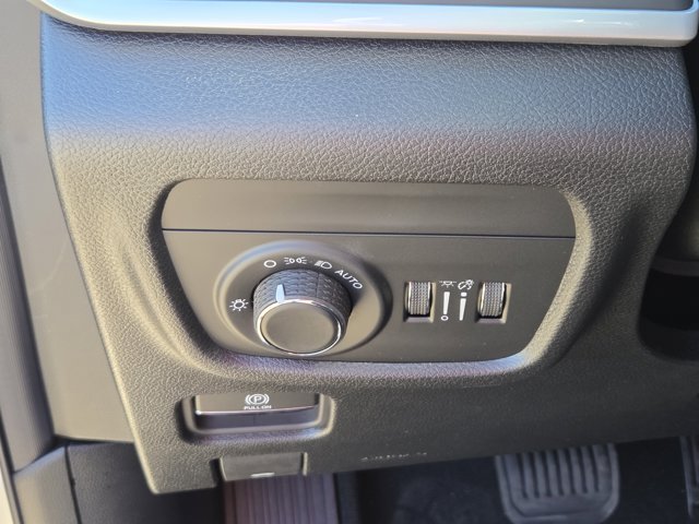 New 2025 Silver Zynith Jeep Altitude image 24