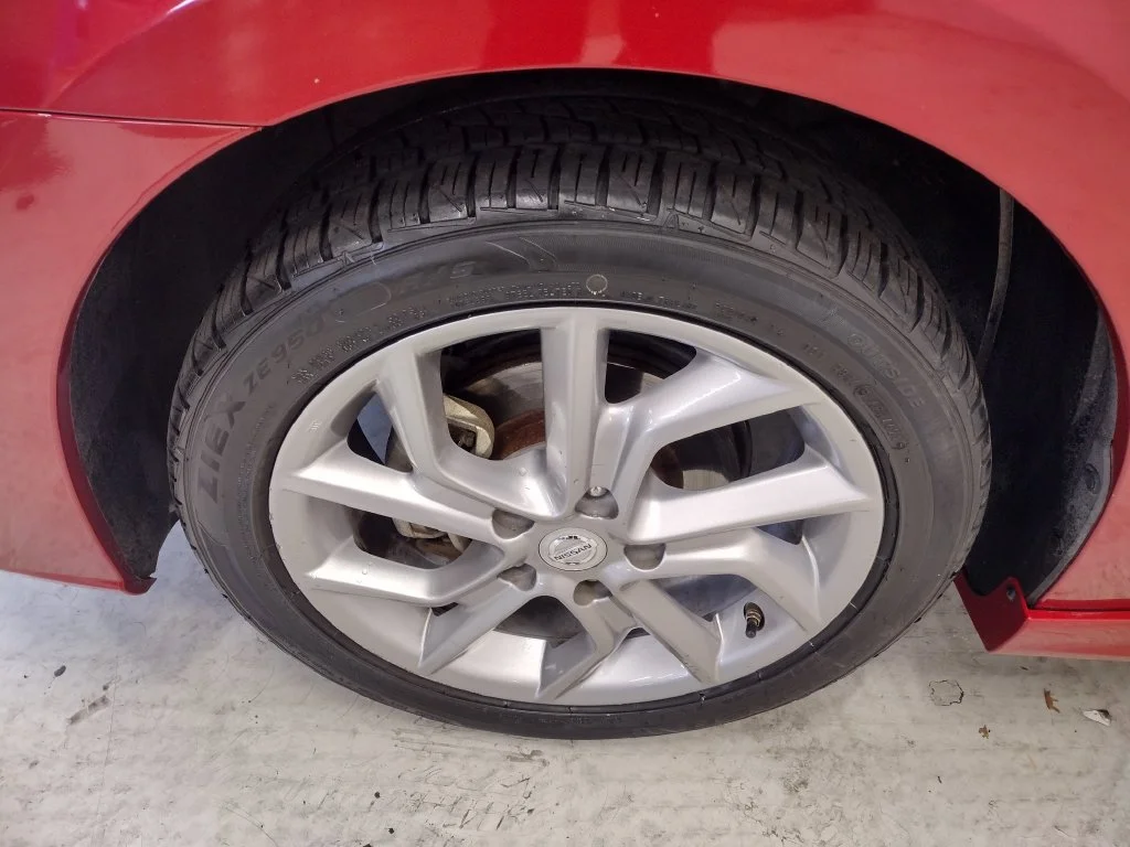 Used 2014 Red Nissan SR image 5